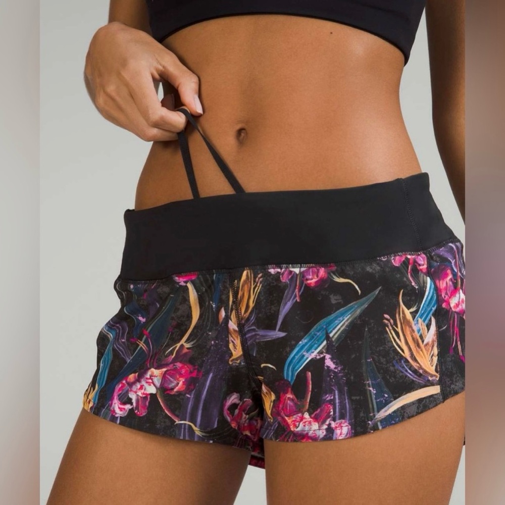 Lululemon Veiled floral multi-black size 6 Speed Up Mid-Rise Lined Short 2.5”